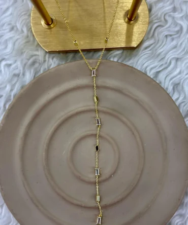 Baget Taş Detaylı Gold Y Kolye – Modern ve Göz Alıcı Tasarım