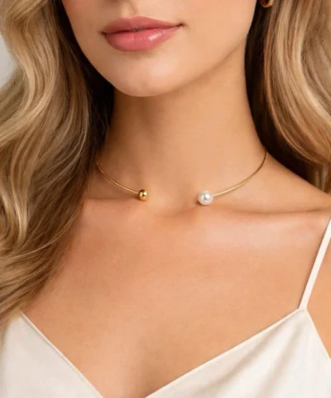 Gold Top ve İnci Detaylı Boyunluk Kolye – Minimalist ve Sofistike Tasarım