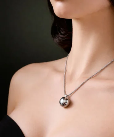 Minimal Top Detaylı Gümüş Renk Kolye – Modern ve Zarif Tasarım