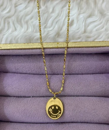 Smiley Figürlü Kolye – Pozitif Enerji ve Minimalist Tasarım