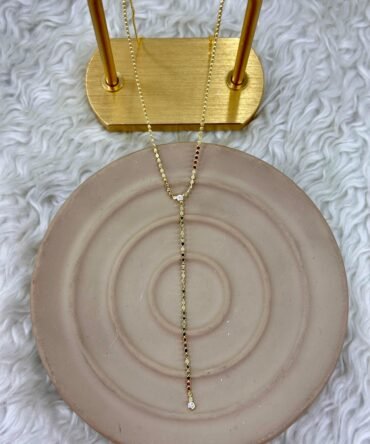 Renkli Taş Detaylı Gold Y Kolye – Minimalist ve Modern Tasarım