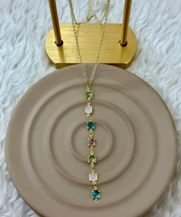Renkli Taşlı Gold Y Kolye – Modern ve Enerjik Tasarım