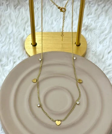 Taş ve Kalp Detaylı Gold Kolye – Romantik ve Zarif Tasarım