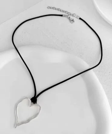 Toptan Çelik Asimetrik Kalp Kolye | Siyah İpli Minimalist Şıklık