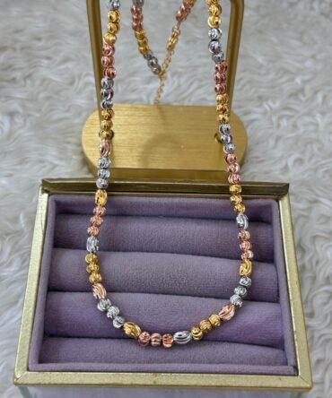 Üç Renkli Kolye: Altın, Gümüş ve Rose Gold Geçişli Modern Tasarım