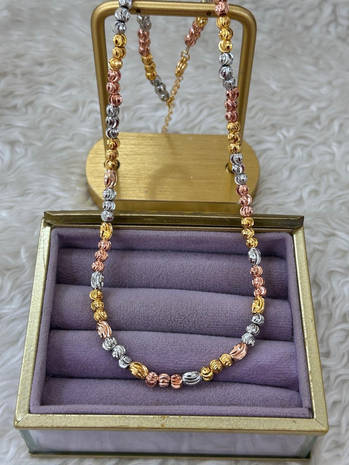 Üç Renkli Kolye: Altın, Gümüş ve Rose Gold Geçişli Modern Tasarım
