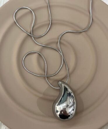 Modern Çelik Akışkan Damla Kolye - 'Silver Droplet' Model