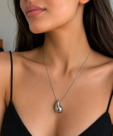 Modern Çelik Akışkan Damla Kolye - 'Silver Droplet' Model
