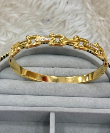 Zincir Detaylı Gold Kelepçe Bileklik | Modern ve Şık Kadın Bileziği