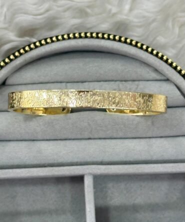 Parlak Dokulu Gold Kelepçe Bileklik | Modern Şıklık Tasarımı