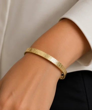 Parlak Dokulu Gold Kelepçe Bileklik | Modern Şıklık Tasarımı
